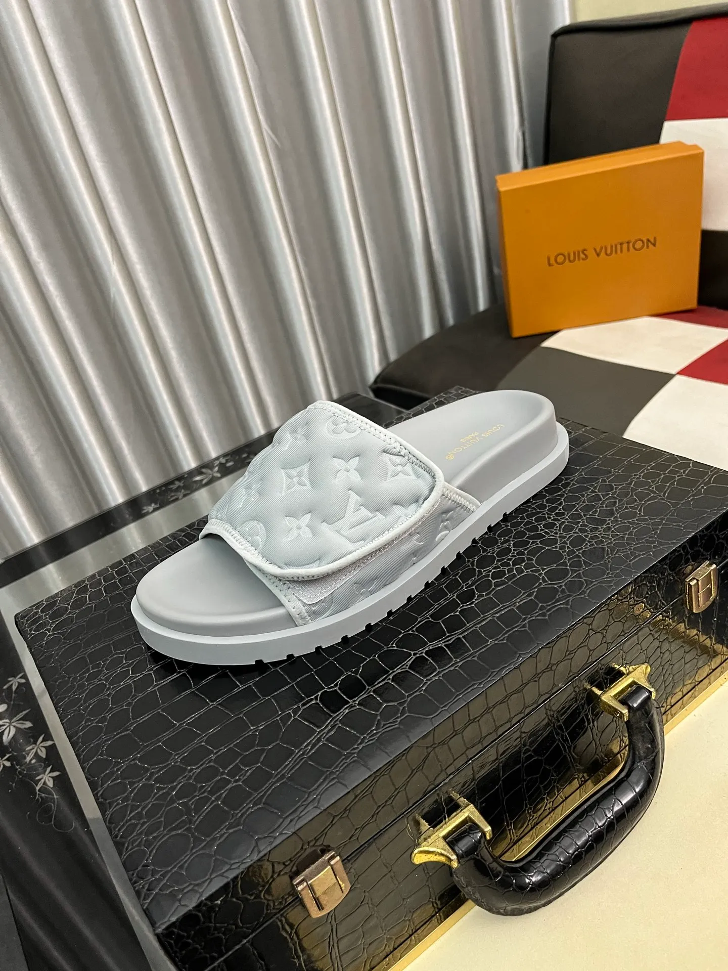 Men's men's shoes💰320⌚️⌚️[Louis Vuitton LV slippers] (high-end cowhide) counter 1:1 fashion style summer must-have! The designer used LV’s iconic outsole. The original simple slippers instantly become fashionable! The upper is made of flexible special cowhide leather straps alternately, and the workmanship is exquisite! A must-have for stylish men in summer, size 38-44